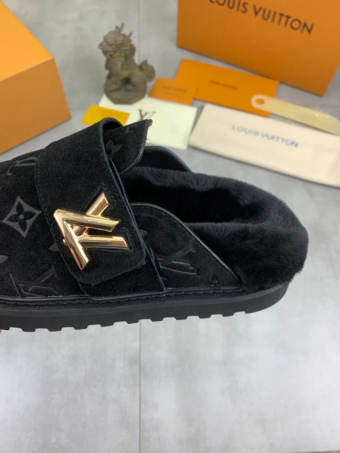 Men's Men's Shoes P480 New Couple Style LV Louis Vuitton L Family Donkey Brand Latest Easy Series Birkenstock Baotou Thick Sole Wool Slippers Sandals Original purchase, development and production This LV Easy sandal is made of suede cow leather, with Monogram pattern to highlight the trendy style. Adjustable straps with illuminated LV letters, flexible insoles and micro outsoles provide a light and comfortable experience. Exquisite packaging at the delivery counter 🛍📦 ▪️Fabric: Original custom imported first-layer cowhide ▪️Inner lining: Original customized warm wool lining ▪️Outsole: Original open-molded rubber foam material ▪️Sole thickness: 4CM ▪️Size: Men and women 35-45
